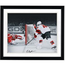Фото с автографом Luke Hughes New Jersey Devils Fanatics Authentic 16 x 20 First NHL Goal Spotlight