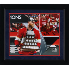 Фото с автографом Sam Bennett Florida Panthers Fanatics Authentic 2025 Stanley Cup Champions 8" x 10" Raising Conn Smythe