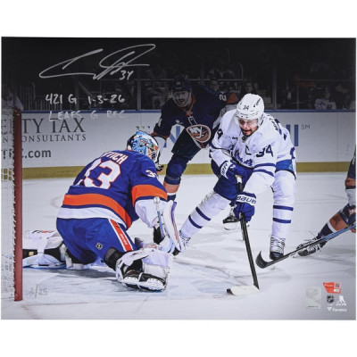 Фото с автографом Auston Matthews Toronto Maple Leafs Fanatics Authentic 16" x 20" White Jersey Scoring Goal Spotlight with Multiple Inscriptions - Limited Edition of 25