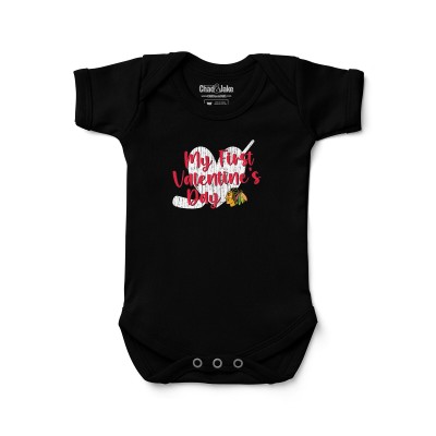 Малышам Chicago Blackhawks Chad & Jake Black Valentines Day Graphic Bodysuit