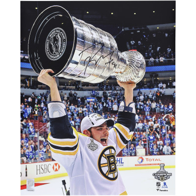 Фото с автографом Tyler Seguin Boston Bruins Fanatics Authentic 16 x 20 2011 Stanley Cup Champions Raising Cup