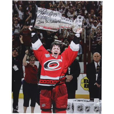 Фото с автографом Rod Brind'Amour Carolina Hurricanes Fanatics Authentic 16 x 20 2006 Stanley Cup Champions Raising Cup with 2006 SC Champs' Inscription