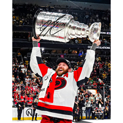 Фото с автографом Jaccob Slavin Carolina Hurricanes Fanatics Authentic 2026 Stanley Cup Champions 8 x 10 Raising Cup
