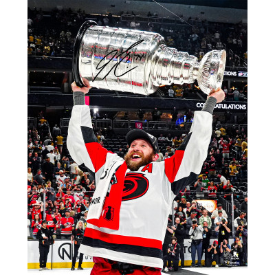 Фото с автографом Jaccob Slavin Carolina Hurricanes Fanatics Authentic 2026 Stanley Cup Champions 16 x 20 Raising Cup