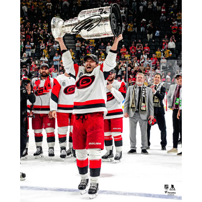 Фото с автографом Sebastian Aho Carolina Hurricanes Fanatics Authentic 2026 Stanley Cup Champions 16 x 20 Raising Cup