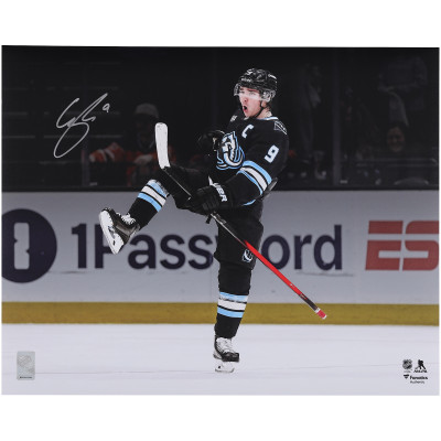 Фото с автографом Clayton Keller Utah Mammoth Fanatics Authentic 16 x 20 Black Jersey Celebration Spotlight
