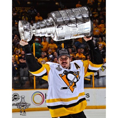 Pittsburgh Penguins Evgeni Malkin Fanatics Authentic 2017 Stanley Cup Champions Autographed 8 x 10 Raising Cup Photograph