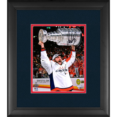 Фото с автографом Washington Capitals Alex Ovechkin Fanatics Authentic 2018 Stanley Cup Champions Framed 8 x 10 Raising Cup