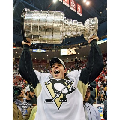 Unsigned Pittsburgh Penguins Evgeni Malkin Fanatics Authentic 2009 Stanley Cup Champions Raising Cup Photograph