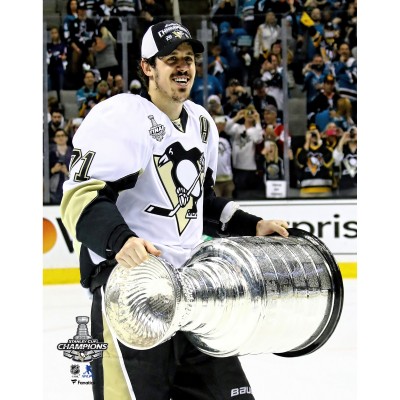 Unsigned Pittsburgh Penguins Evgeni Malkin Fanatics Authentic 2016 Stanley Cup Champions Raising Cup Photograph