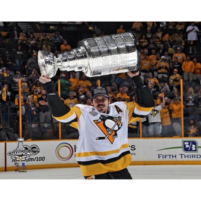 Unsigned Pittsburgh Penguins Evgeni Malkin Fanatics Authentic 2017 Stanley Cup Champions Raising Cup Photograph