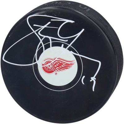 Autographed Detroit Red Wings Steve Yzerman Fanatics Authentic Team Logo Hockey Puck